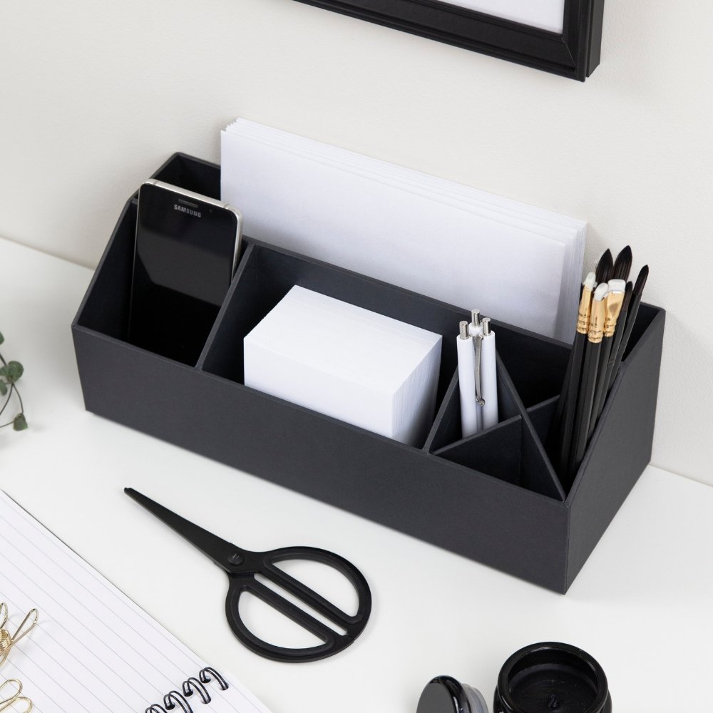 Deze bureau-organizer biedt ruimte voor je smartphone, papier, pennen en een schaar op kantoor.